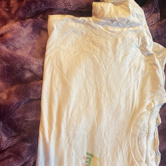 Tee shirt wore once - Picture 2 of 3